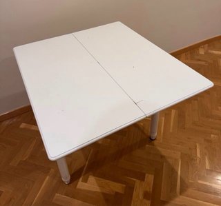 Mesa auxiliar de madera blanca