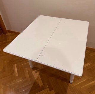 Mesa auxiliar de madera blanca