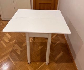Mesa auxiliar de madera blanca