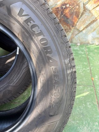 4 Neumáticos Goodyear 235/65/16C 4 Estaciones