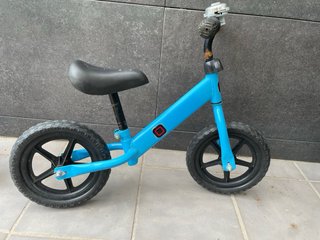 Bicicleta sin pedales azul