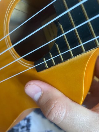 Ukelele de madera color miel