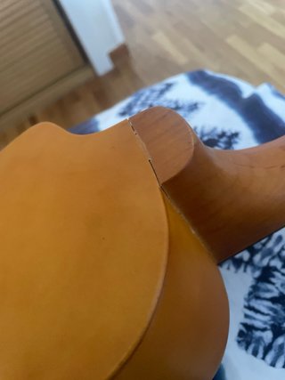 Ukelele de madera color miel