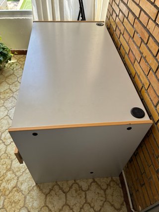 Escritorio blanco y madera con cajones