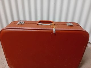 Maleta vintage marrón para atrezo