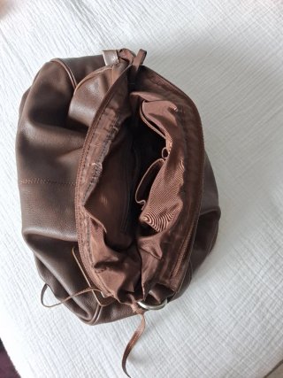 Bolso de piel marrón