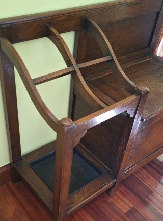 Mueble paragüero con cajon y asiento.