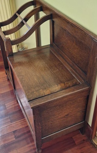 Mueble paragüero con cajon y asiento.