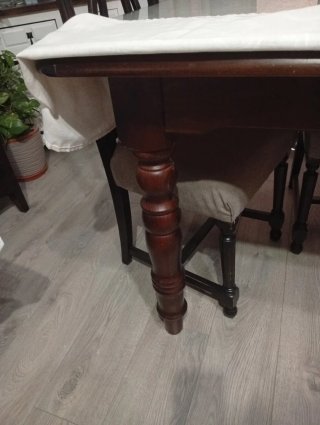 Mesa de comedor de madera oscura