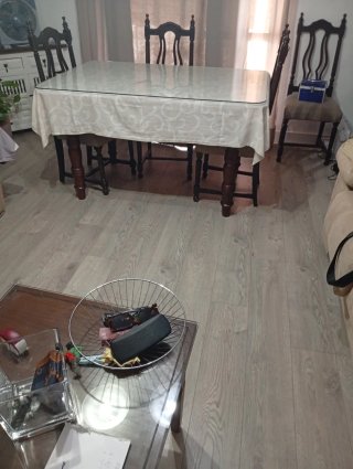 Mesa de comedor de madera oscura