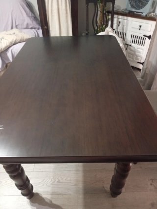 Mesa de comedor de madera oscura