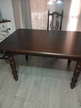 Mesa de comedor de madera oscura