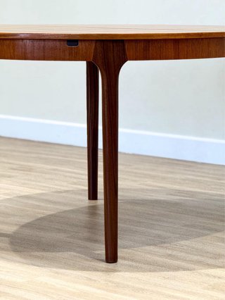 Mesa redonda McIntosh Teca Mod.21