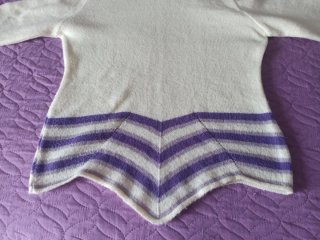 Jersey cuello alto rayas moradas y blancas
