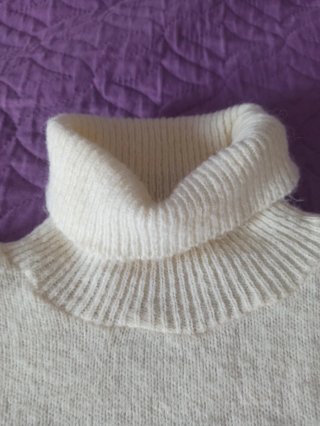 Jersey cuello alto rayas moradas y blancas