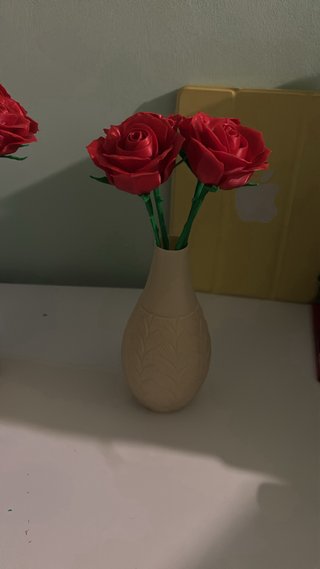Rosas Rojas y Jarrón