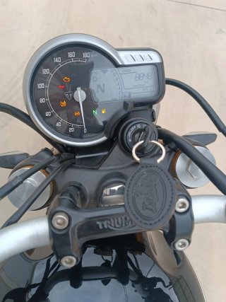 Triumph Speed 400 Negra y Plata