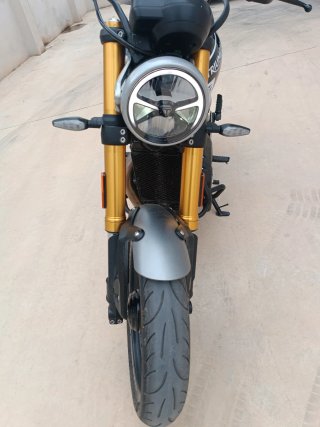 Triumph Speed 400 Negra y Plata