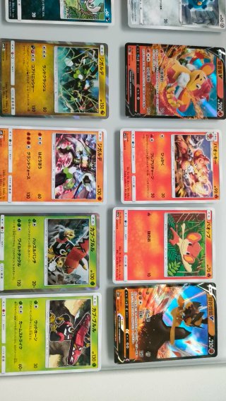 Cajas metálicas Pokémon y cartas