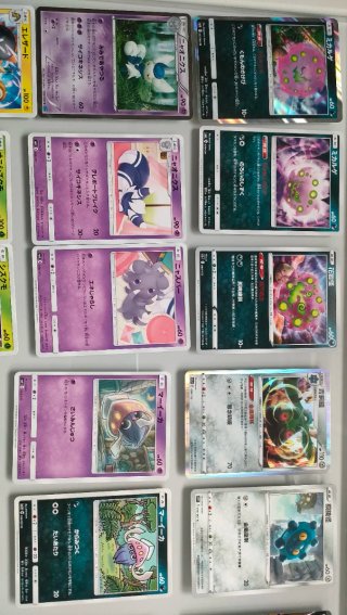 Cajas metálicas Pokémon y cartas