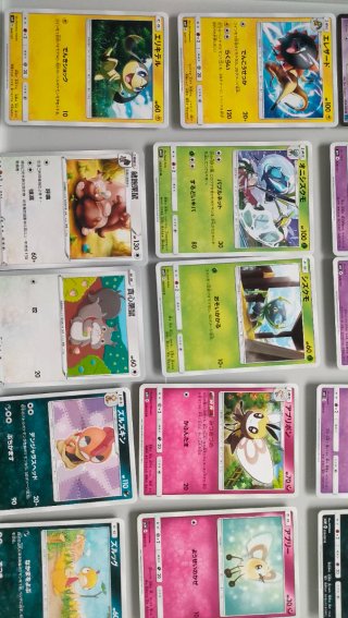 Cajas metálicas Pokémon y cartas