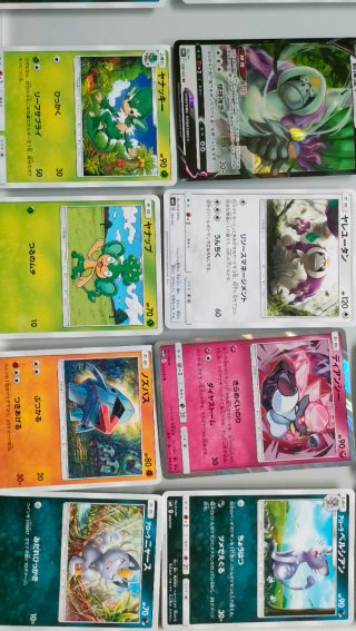 Cajas metálicas Pokémon y cartas