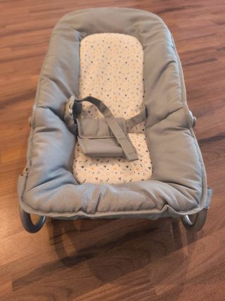 Hamaca bebé gris con estampado.