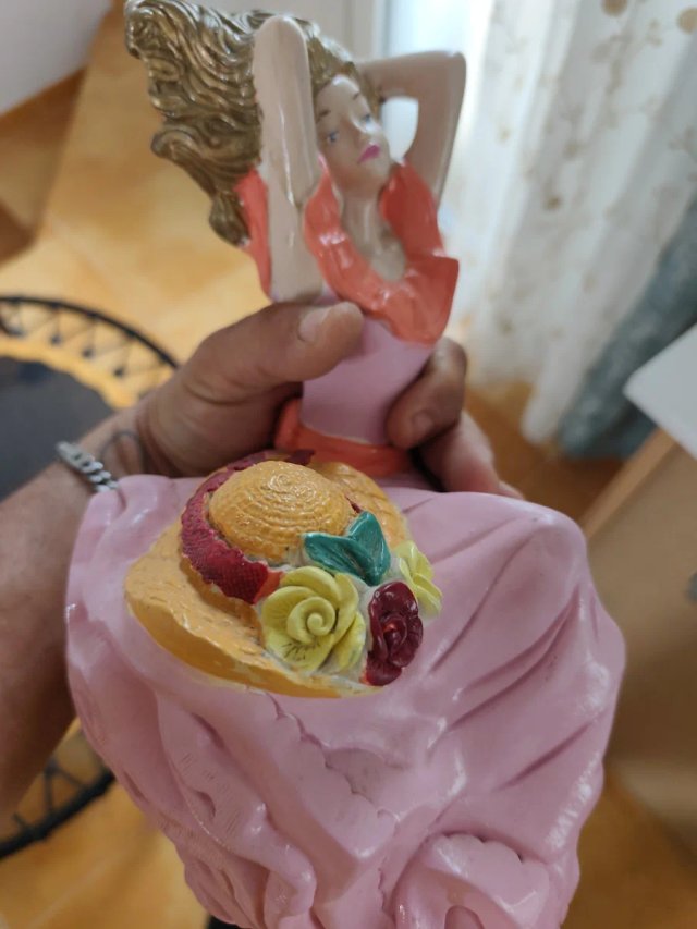 Figura cerámica pintada a mano