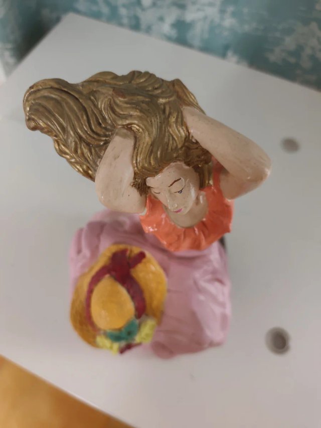 Figura cerámica pintada a mano