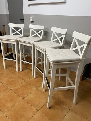 Mesa alta y 4 sillas Ikea con cojines