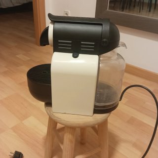 Cafetera Nespresso DeLonghi Blanca y Negra