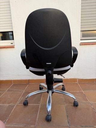 Silla de oficina negra con ruedas
