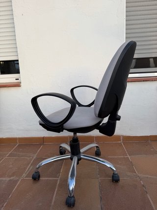 Silla de oficina negra con ruedas