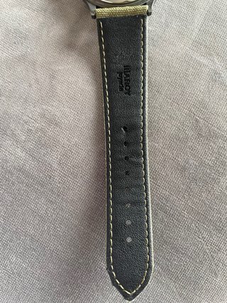 Reloj negro con correa verde