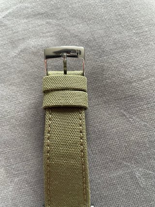 Reloj negro con correa verde