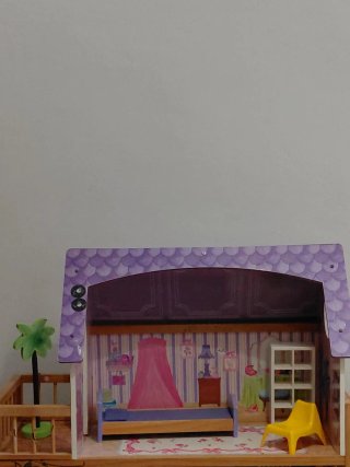 Casa de muñecas con su mobiliario