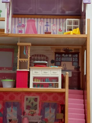 Casa de muñecas con su mobiliario