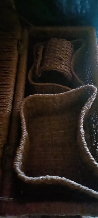 Set di bauli, tavoli e lampade in rafia