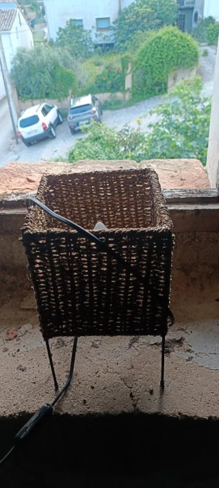 Set di bauli, tavoli e lampade in rafia