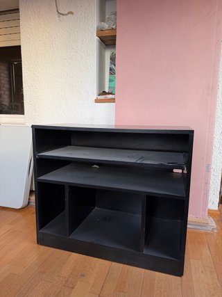 Mueble negro con estantes