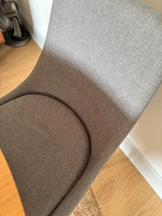 Mesa redonda madera y 4 sillas grises tapizadas