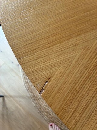 Mesa redonda madera y 4 sillas grises tapizadas