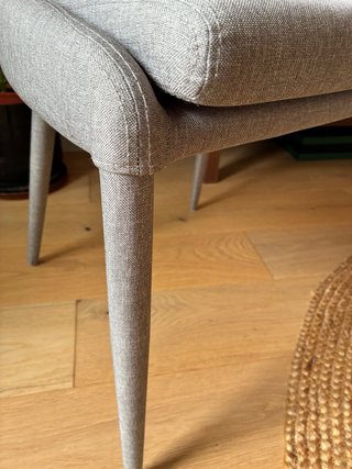 Mesa redonda madera y 4 sillas grises tapizadas