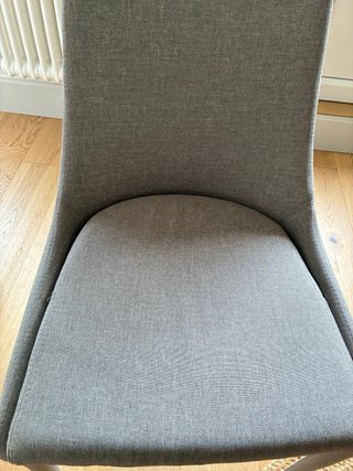 Mesa redonda madera y 4 sillas grises tapizadas
