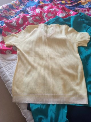 Ropa de diferente tallaje y marcas