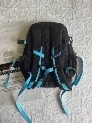 Zaino Patagonia Nero con dettagli Blu e Rosa