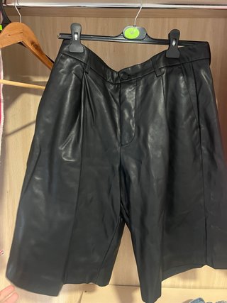 Pantalón corto efecto cuero Zara Talla M