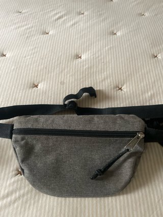 Riñonera Eastpak gris con bolsillo trasero