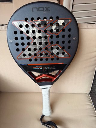 Pala Nox AT10 Genius 18K Agustín Tapia