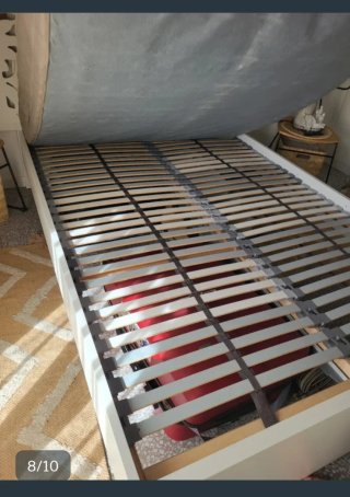 Cama blanca con somier de madera